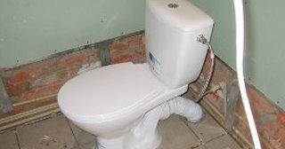 Установка приставного унитаза в Боровичах - монтаж и подключение, СантехДомБрв от 5189 рублей