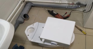 Установка напольного унитаза в Боровичах: монтаж под ключ от СантехДомБрв от 5189 рублей.