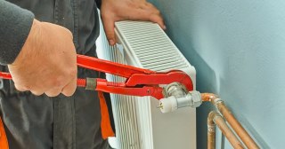 Установка радиаторов отопления в Боровичах - цена, стоимость от 1038 руб., работа в доме и квартире